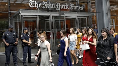 Poliser utanför New York Times redaktionshus i New York.  