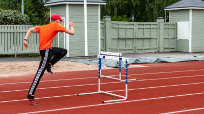 Linus Henriksson hoppar häck