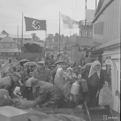 De sista ingermanländska flyktingarna på väg till Finland i Paldiski hamn 18.6.1944.