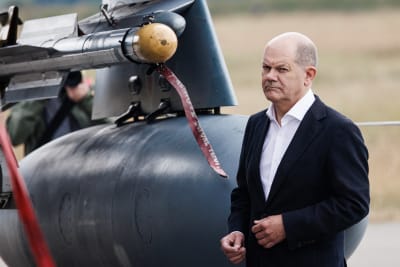 Olaf Scholz seisoo ohjuksen vieressä.