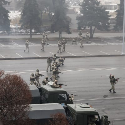 Turvallisuusjoukkoja Kazakstanissa.