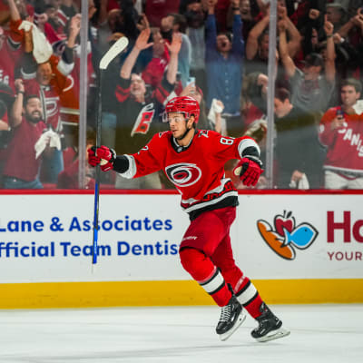 Jesperi Kotkaniemi luistelee jäällä.