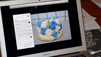 Muhammed som var konditor hemma i Irak visar upp gjorda tårtor samlade på nätet.
