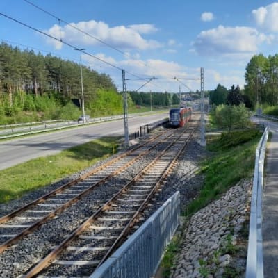 Tampereen raitiotie Hervannan valtaväylän vieressä Vuohenojan alueella, käyttämätön pysäkinpaikka.