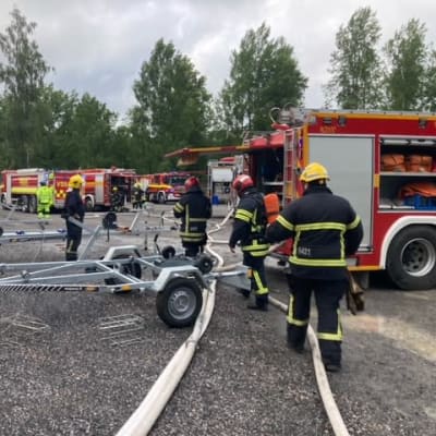 Brandbilar och brandmän i Björkboda. 