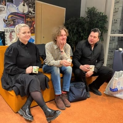 Lahtelaiset valtuutetut Minerva Kastehelmi (vihr.), Oskari Päätalo (vas.) ja Niko Liukkonen (Liike Nyt) istuvat sohvalla kahvikupit kädessään.