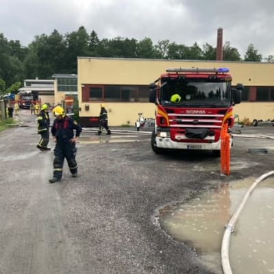 Brandbilar och brandmän i Björkboda. 