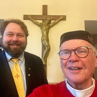 Enonkosken luostariyhteisön aktiivit oopperalaulaja Matti Turunen ja rovasti Veli-Matti Hynninen keväällä 2022. 
