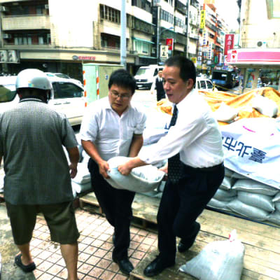 Myndigheterna delar ut sandsäckar för att hindra översvämningar i Taipei.