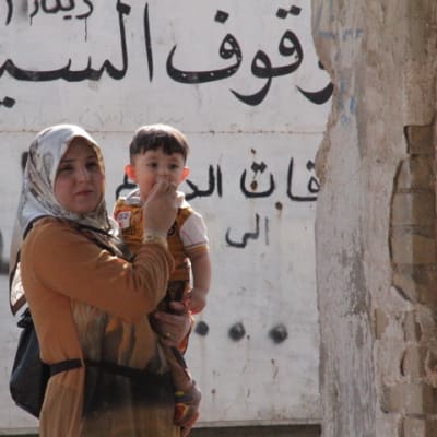 Kvinna och barn i Kirkuk.
