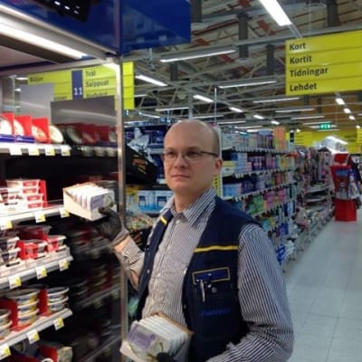 Butikschef Tomas Fagerström i S-market i Ingå.