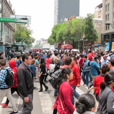 Jalankulkijoita ruuhkassa. Pääkaupunkiseudun asukkaat tekevät päivittäin 4,2 miljoonaa työmatkaa yksityisautoilla Méxicon keskusta-alueille. Osasyynä on puutteeellinen julkinen liikenne. 