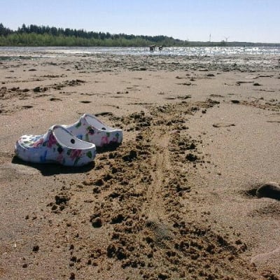 Sandaalit hiekkarannalla Kemin Ajoksessa
