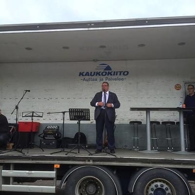 Ulkoministeri Soini puhuu kuorma-auton lavalta Sastamalssa Kansanvallan juhlassa kansalle, jota ei tosin kuvassa näy. 