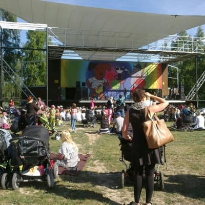 lokki-lava ja yleisöä Pori Jazz Kids festivaaleilla.