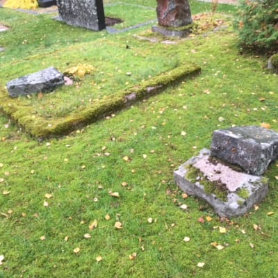 Kymin vanhalla hautausmaalla kaadettiin hautakiviä sunnuntaina