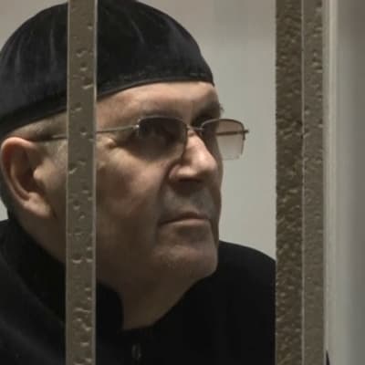 Vangittu ihmisoikeusaktivisti Ojub Titijev häkissä.