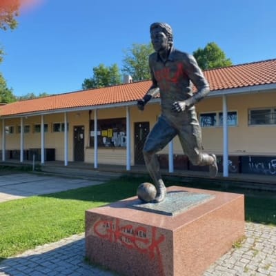 Jari Litmasen patsas Lahden Kisapuistossa on töhritty