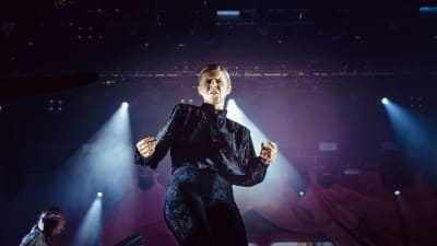 Bild på Robyn som uppträder på Flow 2019. 