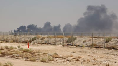 Massor rök stiger upp ovanför oljeanläggningen i Abqaiq.