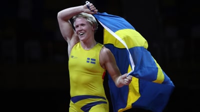 Jenny Fransson jublar med den svenska flaggan på ryggen
