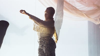 Bild på en dansare som uppträdde under Robyns spelning på Flow 2019.