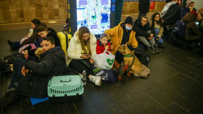 Människor söker skydd på metrostation.