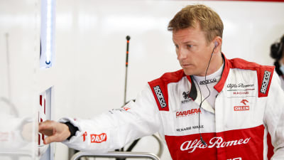 Kimi Räikkönen i Alfa Romeos depå.