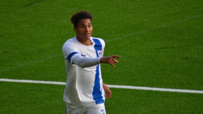 Sharp Räsänen spelar juniorlandslagsfotboll för FInland.