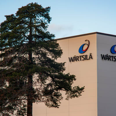 Wärtsilä logotyper på en vit fabriksfasad
