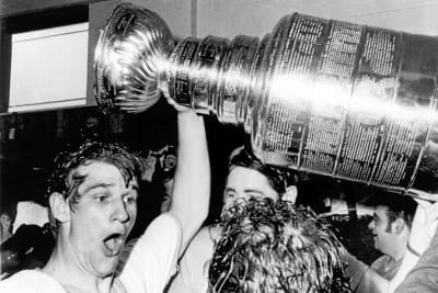Bpbby Orr från Boston Bruins firara Stanley Cup-segern 1970.