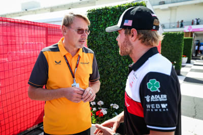Mika Häkkinen snackar med Valtteri Bottas i depån.
