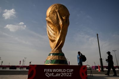 Stor VM-pokal på gatan i Qatar 2022.