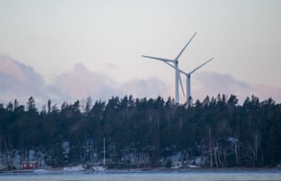 Vindmöllor på skärgårdslik horisont.