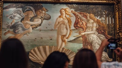 Sandro Botticellin Venus-maalauksen edessä parveilee turisteja Uffizin taigegalleriassa Firenzessä. 