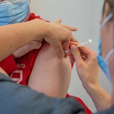 En i Raseborgs stads vådpersonal får den första dosen coronavaccin den 11 januari 2021.
