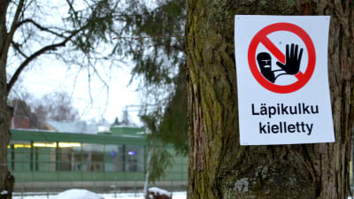 Träd med skylt med texten "Läpikultu kielletty"