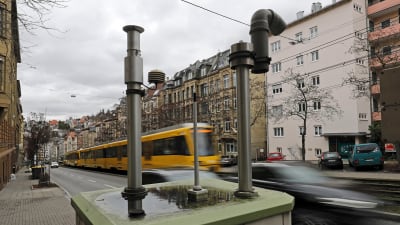 En station som mäter luftkvaliteten invid en väg i centrum av Stuttgart, Tyskland.