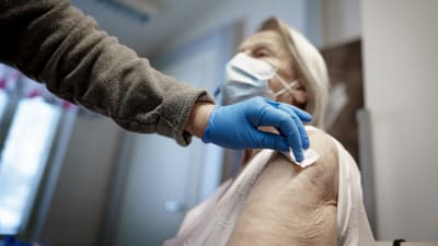 Äldre kvinna får coronavaccin