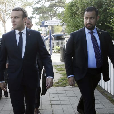 Emmanuel Macron med Alexandre Benalla inför den andra omgången i det franska valet 2017.