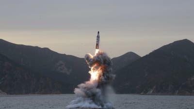 En odaterad nordkoreansk bild på en missil som avfyras från en ubåt.