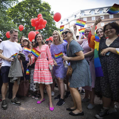 Pääministeri Sanna Marin Marin kertoi ennen Helsinki Pride -kulkueen liikkeellelähtöä, että hallitus antaa eduskunnalle esityksen translain uudistuksesta syksyllä 2022.