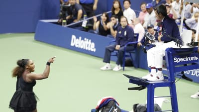 Serena Williams skäller på domaren.
