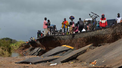 Byn Dondo översvämmas till följd av en cyklon. 