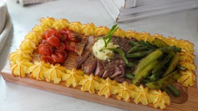 Portion med plankstek på ett bord