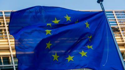 EU-flaggan framför EU-kommissionen i Bryssel. 