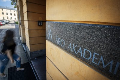 En skylt med Åbo Akademis logo.