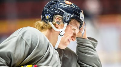 Robin Salo rättar till hjälmen.