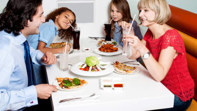 familj äter middag på retaurang