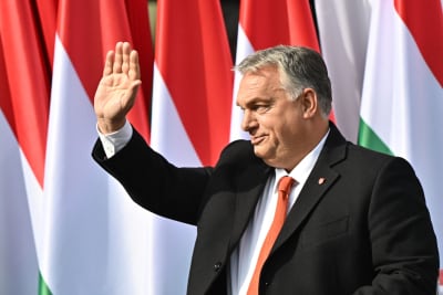 Viktor Orbán vinkar.